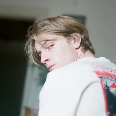 Louis Hofmann profile