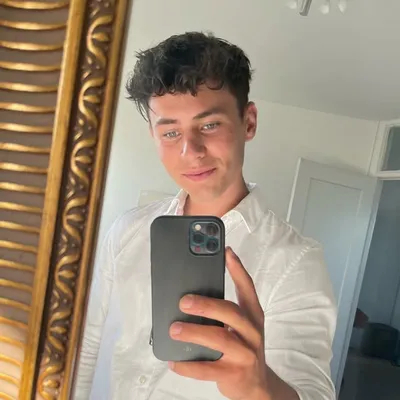 Lukas Bak profile