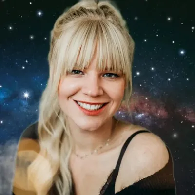 Lydia | Cosmic Nerd | Mama | Übersinnliche Geschichten profile