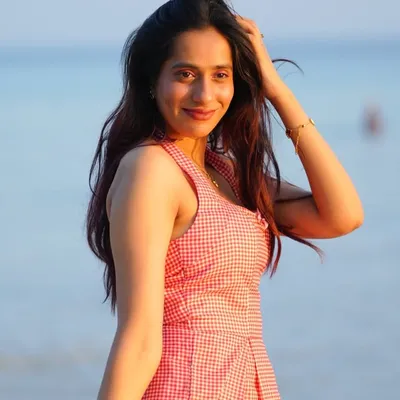 Maahi V Juneja profile
