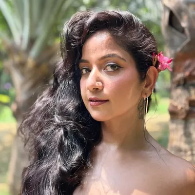 Julie Saxena profile
