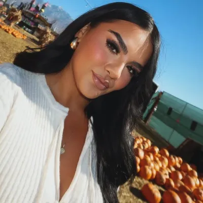 VANESSA FLORES 🦋 profile