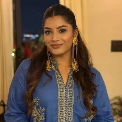 REYA CHADHA | MUA profile