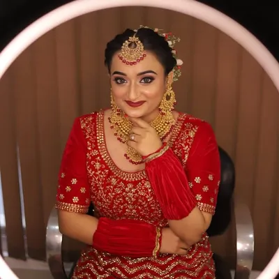 💄Bridal and party makeup artist |📍Indore. profile