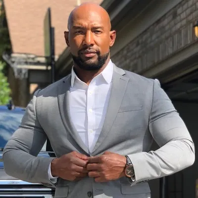 Martell Holt profile