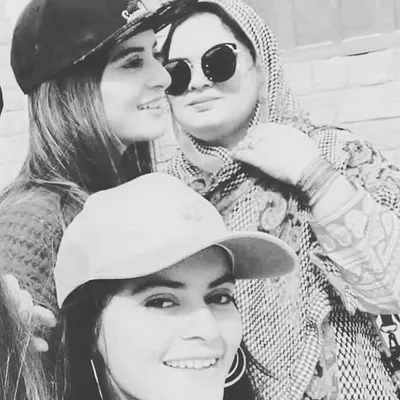 Meer Sana Official profile