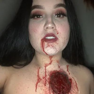 Molly🔪💄 profile