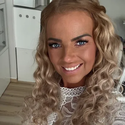 Melli Poppeli profile