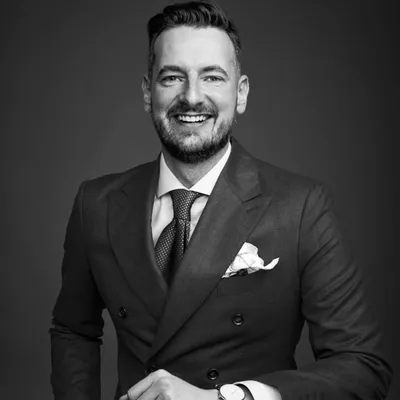 Luxury Suits for Leaders – M.Frackowiak profile