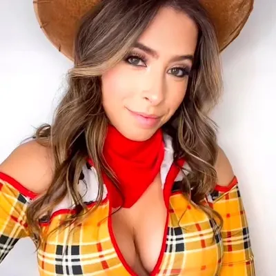 Emily Salerno | Cosplay & Pop Culture Lifestyle profile