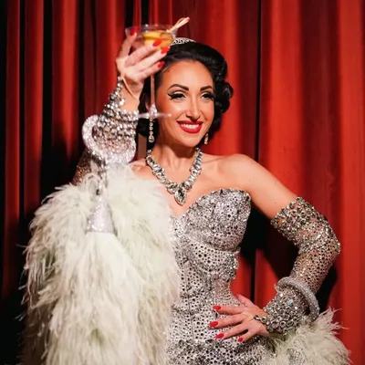 JOLIE 🦋 International Burlesque Showgirl profile