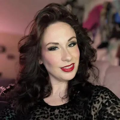 Miss Magenta Pinup profile