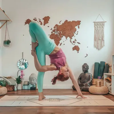 Yoga and Handstand by Sophie profile