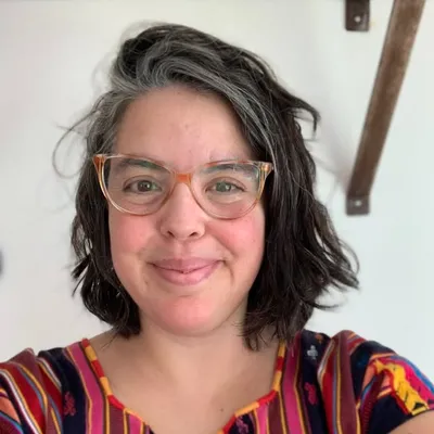 Daniela Martínez- Artista Textil - Maestra de bordado- Mamá profile