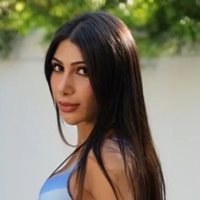 Mona Corona ♛ ✈ Travel Blogger profile