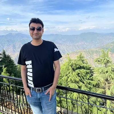 Navneet Mundhra profile