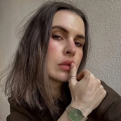 Julia | Minimal Fashion | Beauty 40+ | Lifestyle profile