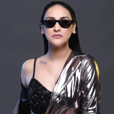 NEEHA PERIWAL MUNDHRA ๐ DJANE PERI profile