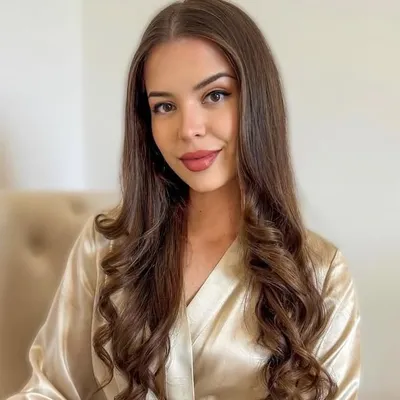 NICOLA | Femininity & Elegance profile