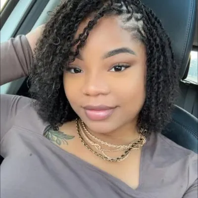 Desstoni Holman profile