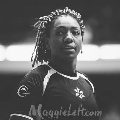 NINA MOURA profile