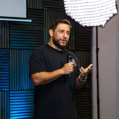 Oli Meza profile