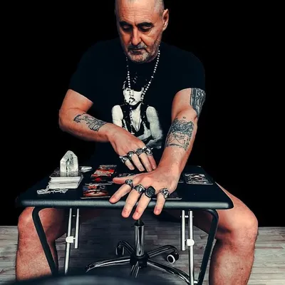 ӨMΛЯΛƬΛЯӨƬ TAROT READINGS profile