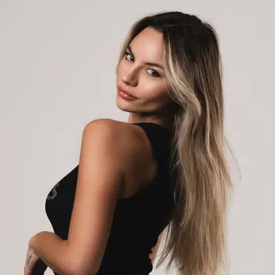 Ona Leslie profile