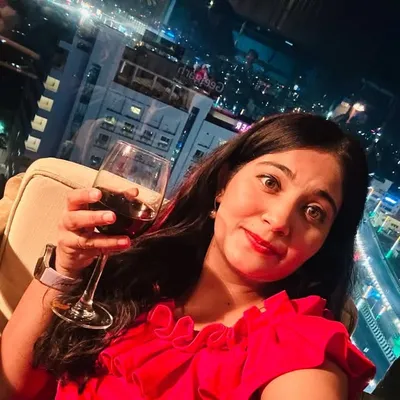 Dr. Sania JaipuršContent Creator Vlogs Fashion, Cafes and Travel profile