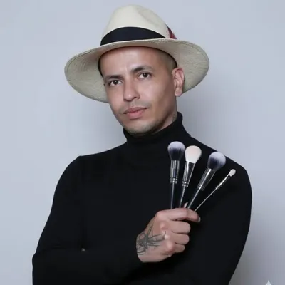Ozzi Alves | freelance Make-up and Hair profile