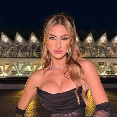 PAULA CURRÁS profile
