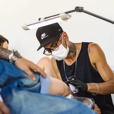 Pedro Pereira tattoo preto e cinza e realismo profile