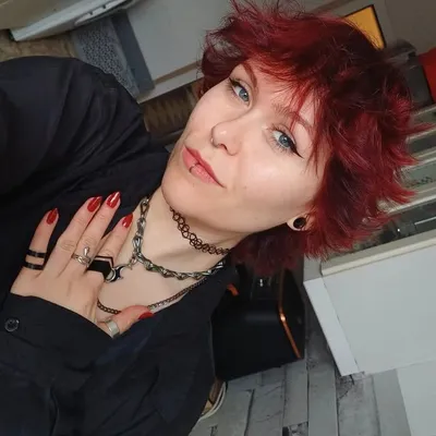 die mit den roten Haaren profile