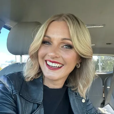 Coming Out Coach | Lesbian Guide ๐ profile