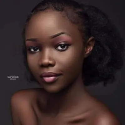 Model Black Rose profile