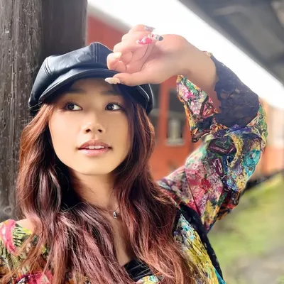 ๐๐๐๐ Singer-songwriter/CEO profile