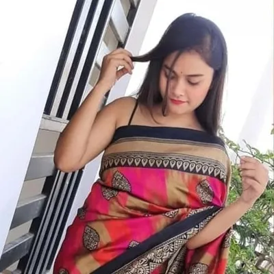 riya saxena profile
