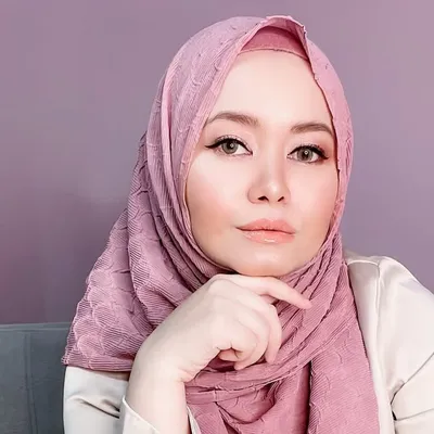 R Nadia Sabrina profile