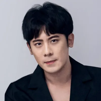 Robert Chen collections & life profile
