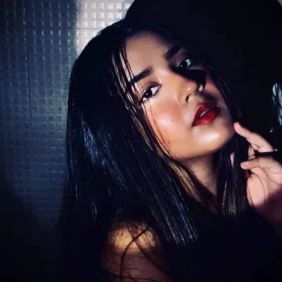 Roshni Walia RW ๐ญ profile