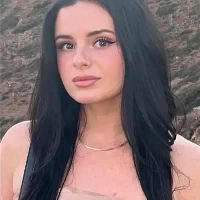 R O X A N N E profile