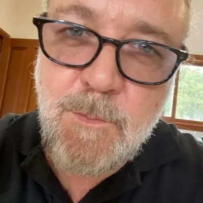 Russell Crowe profile