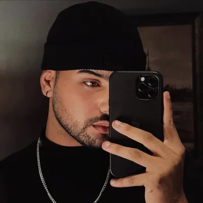 SABRI | 11:04 | Creative director | Aesthetic content creator profile