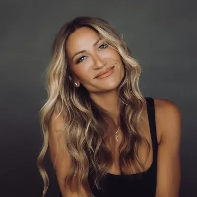 Sarah Hill - 40+ beauty and fashion profile