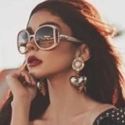 Sarah Hyland profile