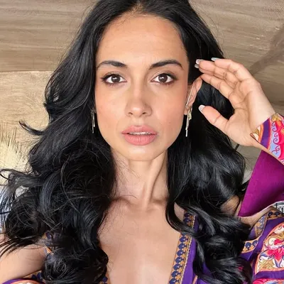 Sarah Jane Dias profile