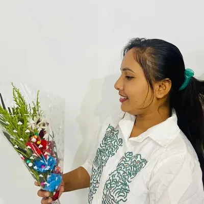 selfie_queen_sakshu 🥰 profile