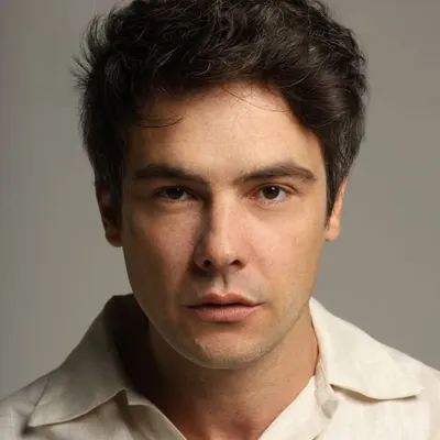 Sergio Guizé profile