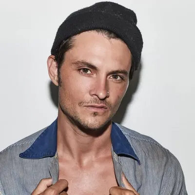 Shiloh Fernandez profile