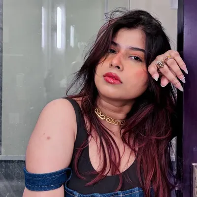 Shreya || Beauty , Fashion & Lifestyle 🥂✨ profile